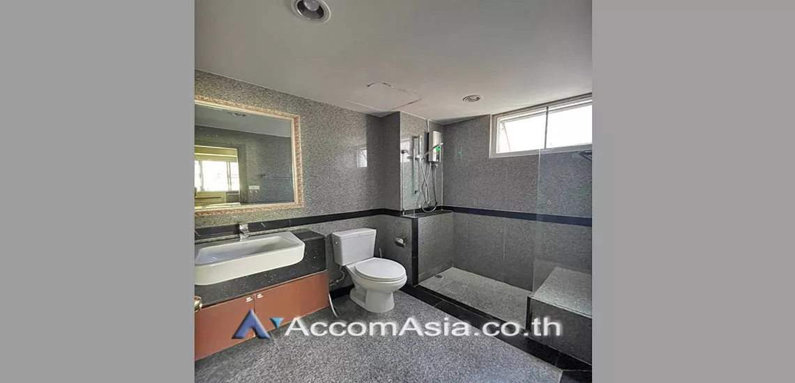  3 Bedrooms  Condominium For Rent in Sukhumvit, Bangkok  near BTS Phrom Phong (24923)