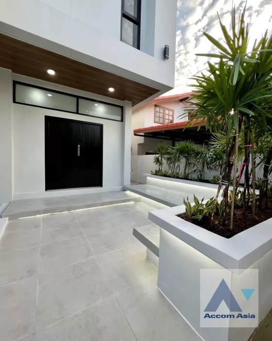  1  4 br House For Sale in Bangna ,Bangkok  at Bangna Villa : House in Compound AA35043