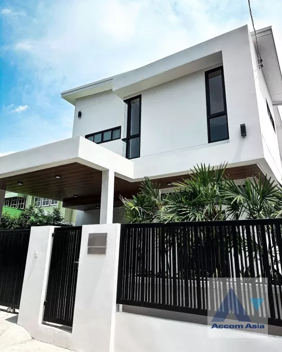  2  4 br House For Sale in Bangna ,Bangkok  at Bangna Villa : House in Compound AA35043