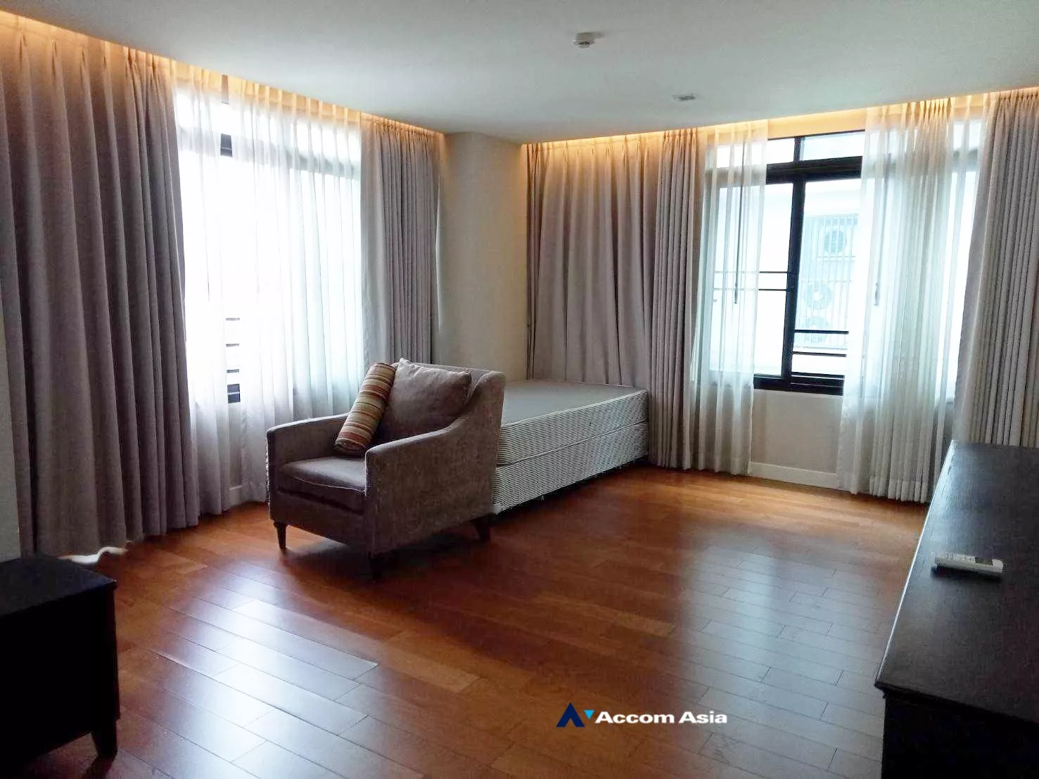  3 Bedrooms  Apartment For Rent in Sukhumvit, Bangkok  near BTS Thong Lo (AA35139)