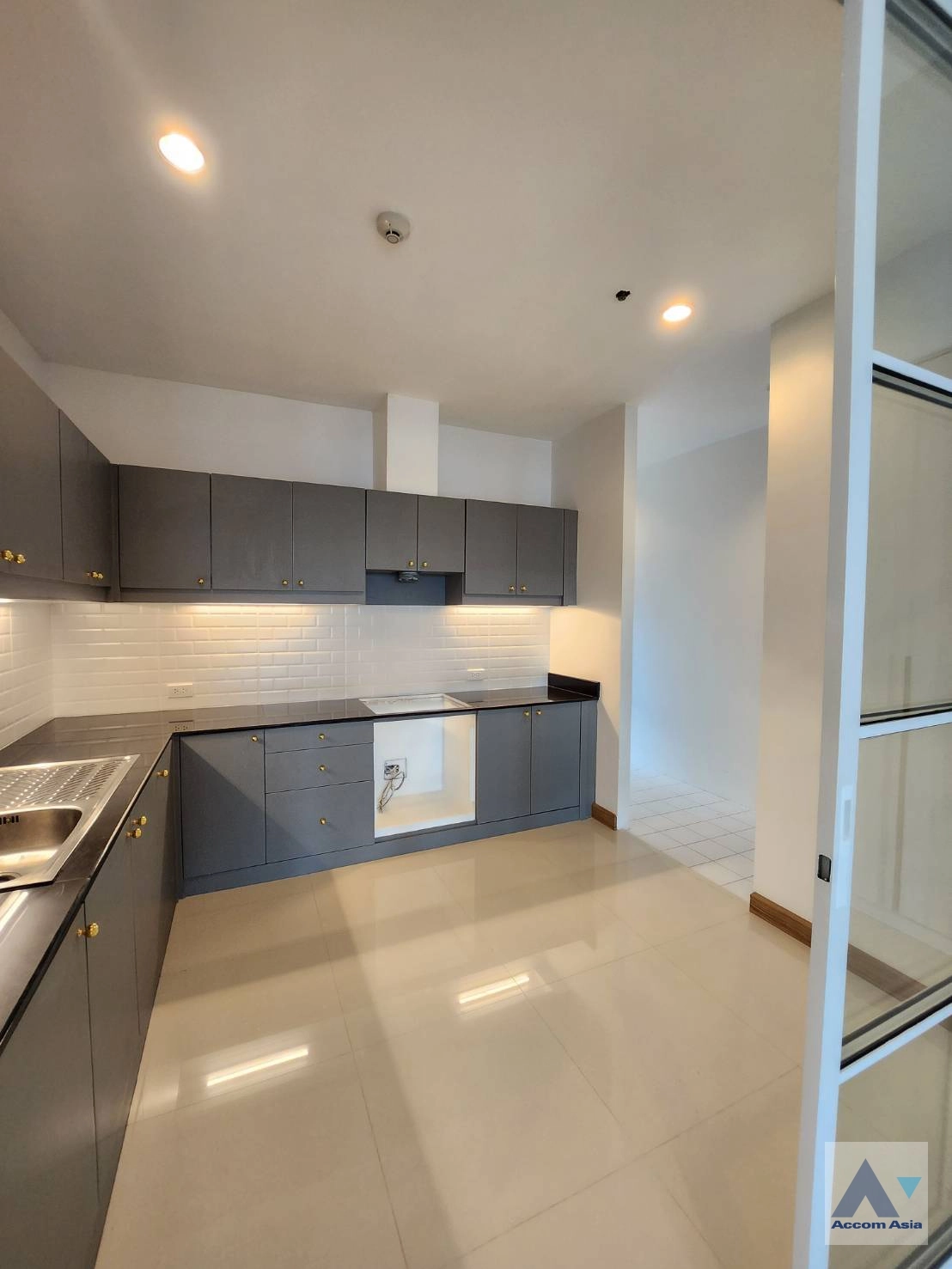 Big Balcony |  3 Bedrooms  Apartment For Rent in Sukhumvit, Bangkok  near BTS Ekkamai (AA35222)