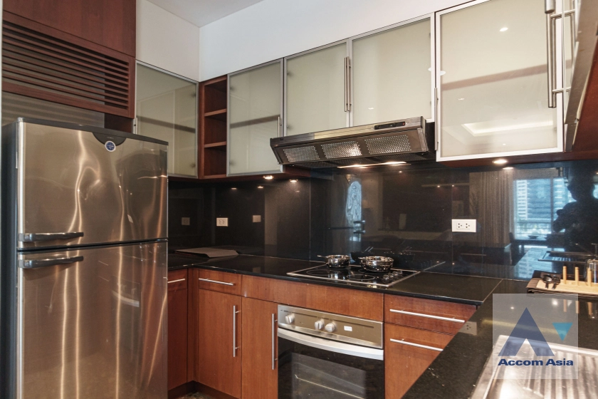  3 Bedrooms  Apartment For Rent in Ploenchit, Bangkok  near BTS Ploenchit (AA35313)