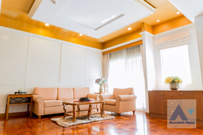  2 Bedrooms  Apartment For Rent in Sukhumvit, Bangkok  near BTS Nana (AA35503)