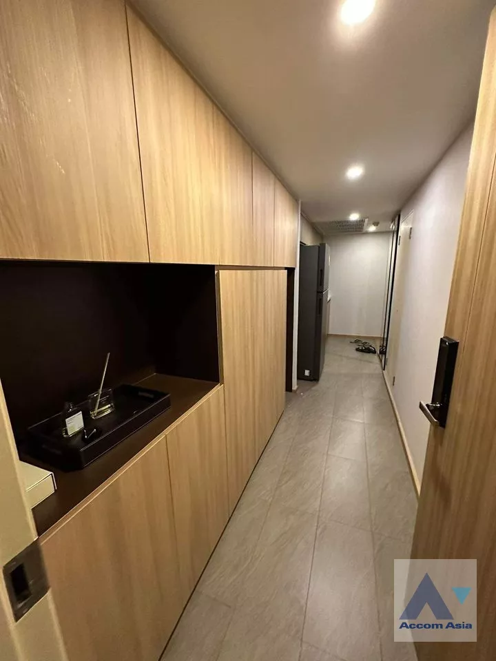 Fully Furnished, Corner Unit | Na Vara Residence