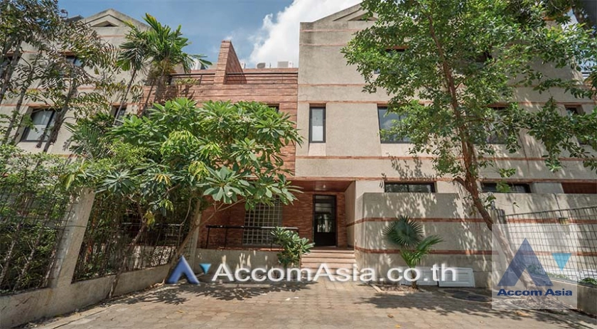  4 Bedrooms  House For Rent in Sukhumvit, Bangkok  near BTS Thong Lo (AA35539)