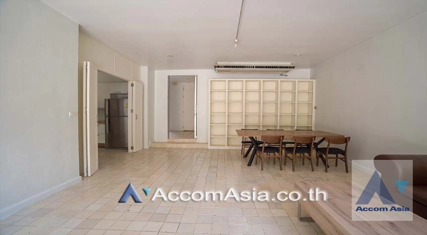  4 Bedrooms  House For Rent in Sukhumvit, Bangkok  near BTS Thong Lo (AA35539)