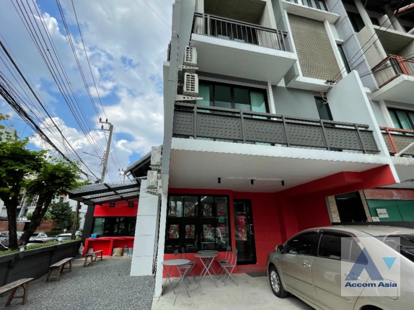  5 Bedrooms  Townhouse For Rent in Pattanakarn, Bangkok  near BTS On Nut (AA35699)