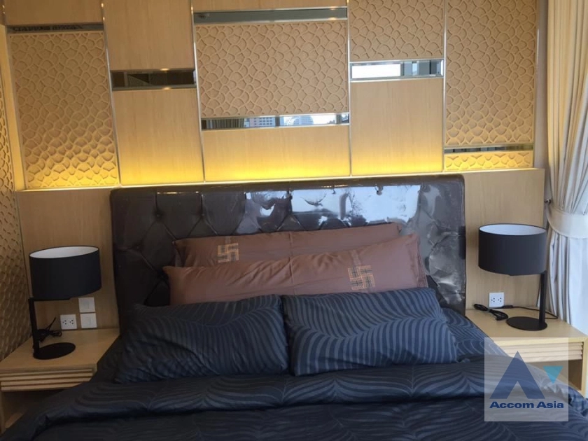  2 Bedrooms  Condominium For Sale in Silom, Bangkok  near BTS Surasak (AA35700)