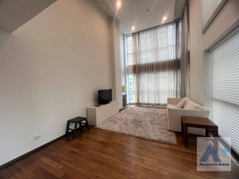  2 Bedrooms  Condominium For Rent in Ploenchit, Bangkok  near BTS Ratchadamri (AA35757)