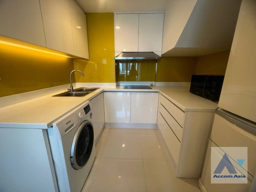  2 Bedrooms  Condominium For Rent in Ploenchit, Bangkok  near BTS Ratchadamri (AA35757)