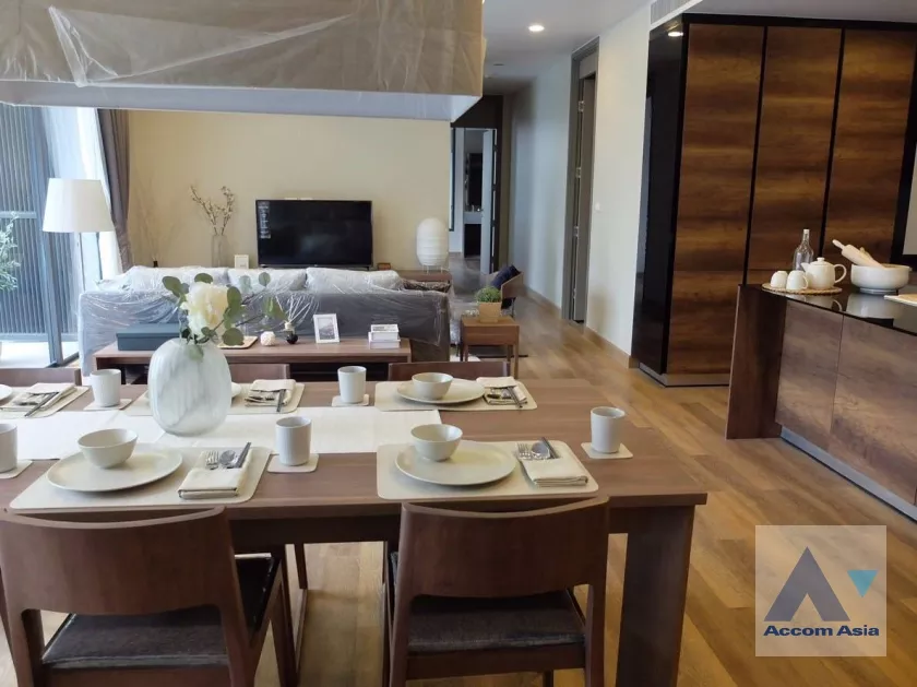  3 Bedrooms  Apartment For Rent in Sukhumvit, Bangkok  near BTS Phrom Phong (AA35787)