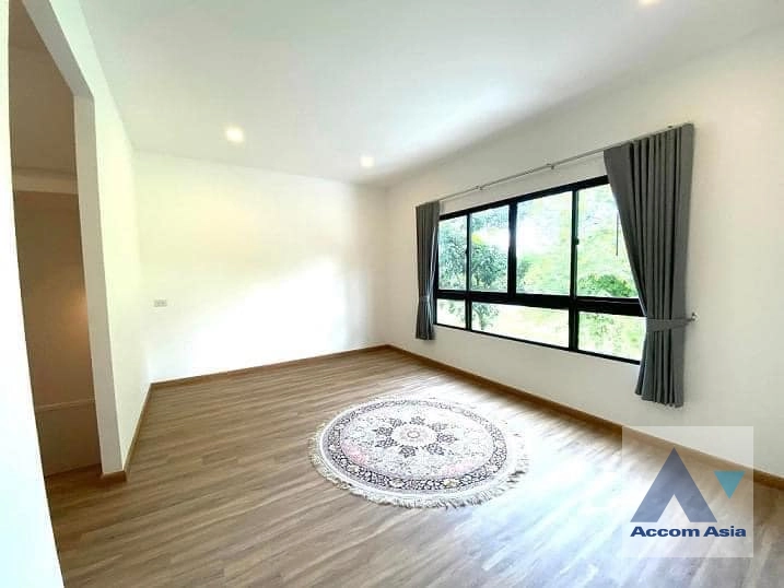  3 Bedrooms  House For Rent in Ratchadapisek, Bangkok  near ARL Hua Mak (AA35850)