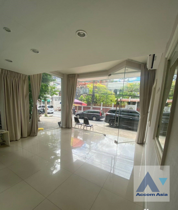 Home Office |  5 Bedrooms  Building For Rent in Sukhumvit, Bangkok  near BTS Phrom Phong (AA35856)