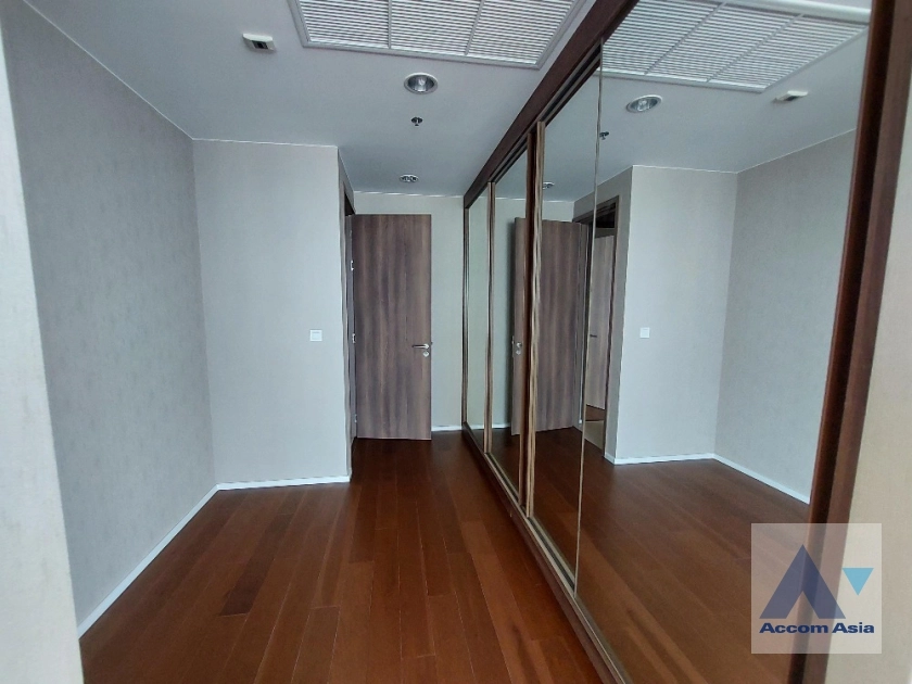 10  3 br Condominium For Sale in Rama 3 ,Bangkok BTS Saphan Taksin at Menam Residences AA35910