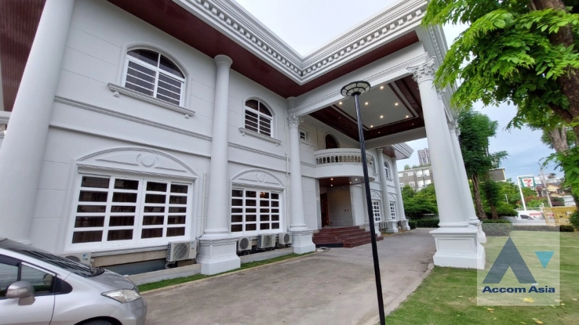 Home Office, Huge Terrace |  6 Bedrooms  House For Rent in Sukhumvit, Bangkok  near BTS Punnawithi (AA35982)
