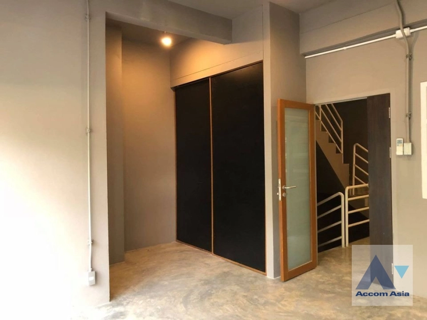 8  6 br Townhouse For Sale in phaholyothin ,Bangkok MRT Lat Phrao AA36012