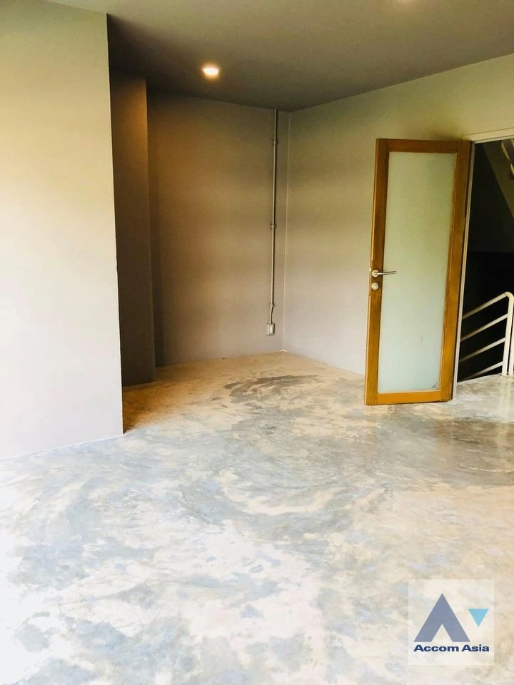  1  6 br Townhouse For Sale in phaholyothin ,Bangkok MRT Lat Phrao AA36012