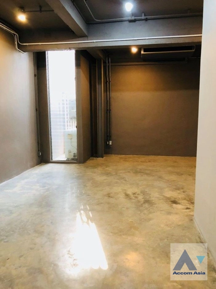 10  6 br Townhouse For Sale in phaholyothin ,Bangkok MRT Lat Phrao AA36012