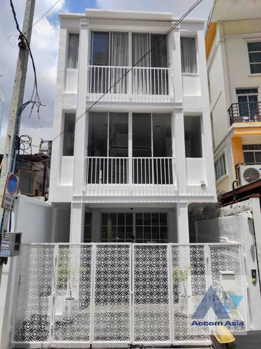  2  3 br House For Sale in Ratchadaphisek ,Bangkok MRT Huai Khwang AA36153