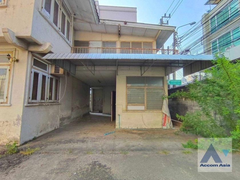  4 Bedrooms  House For Rent in Sukhumvit, Bangkok  near BTS Nana (AA36161)