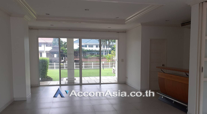 Private Swimming Pool, Pet friendly |  5 Bedrooms  House For Rent in Samutprakan, Samutprakan  near BTS Bang Na (55043)