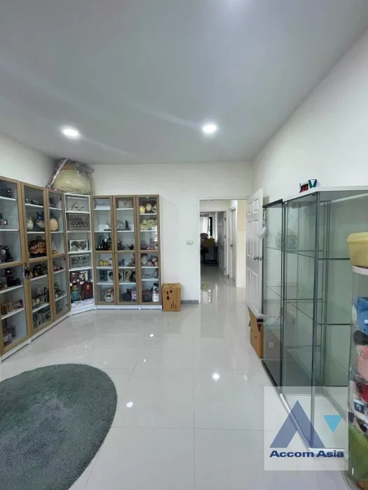 4  4 br House For Sale in pattanakarn ,Bangkok ARL Ban Thap Chang AA36295