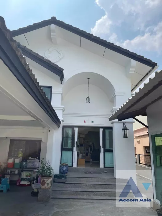  2  4 br House For Sale in pattanakarn ,Bangkok ARL Ban Thap Chang AA36295