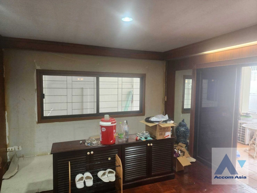 5  4 br House For Rent in Sathorn ,Bangkok MRT Khlong Toei AA36350