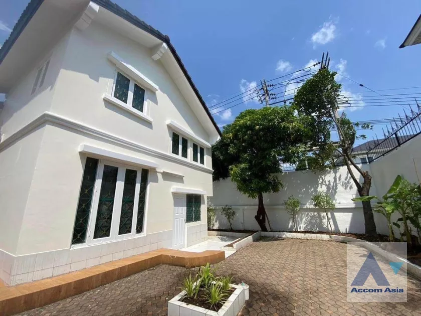 8  3 br House For Sale in Pattanakarn ,Bangkok ARL Ban Thap Chang AA36368