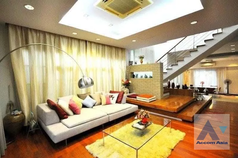  1  4 br House For Sale in Dusit ,Bangkok  AA36372