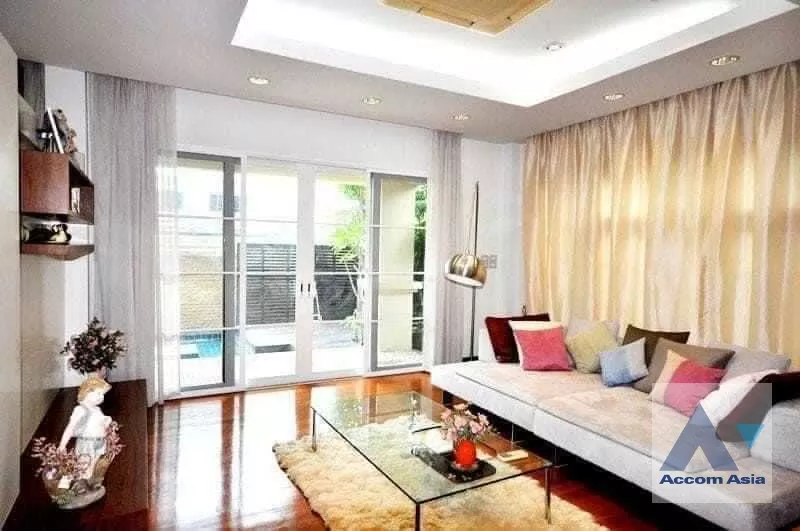  2  4 br House For Sale in Dusit ,Bangkok  AA36372