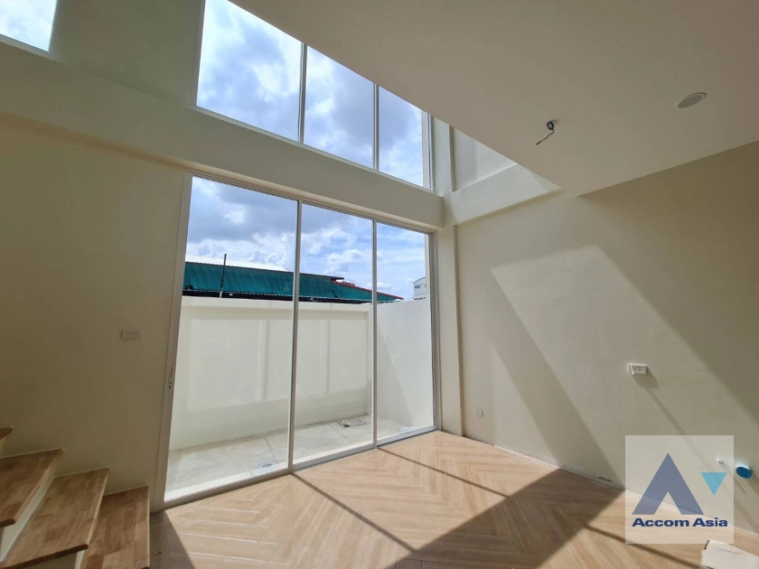 6  3 br Townhouse For Sale in Lat Phrao ,Bangkok MRT Lat Phrao AA36379