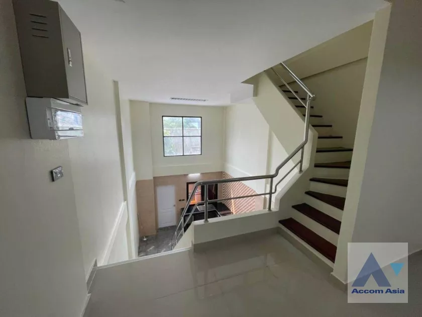 7  4 br Townhouse For Rent in ratchadapisek ,Bangkok  AA36398