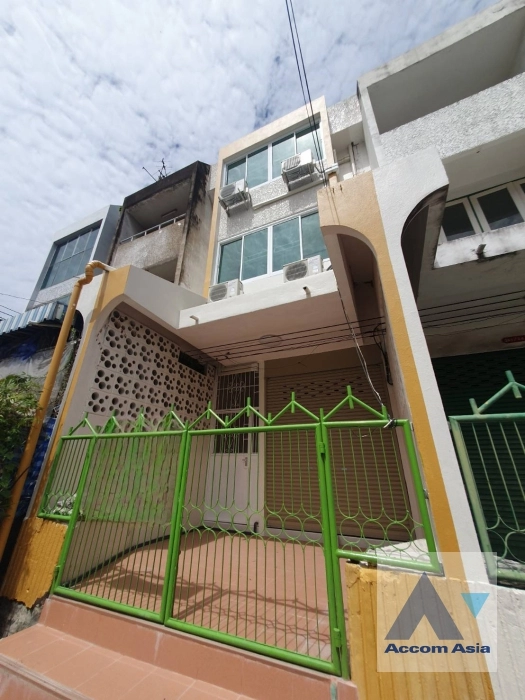  3 Bedrooms  House For Rent in Sukhumvit, Bangkok  near BTS Phra khanong (AA36446)