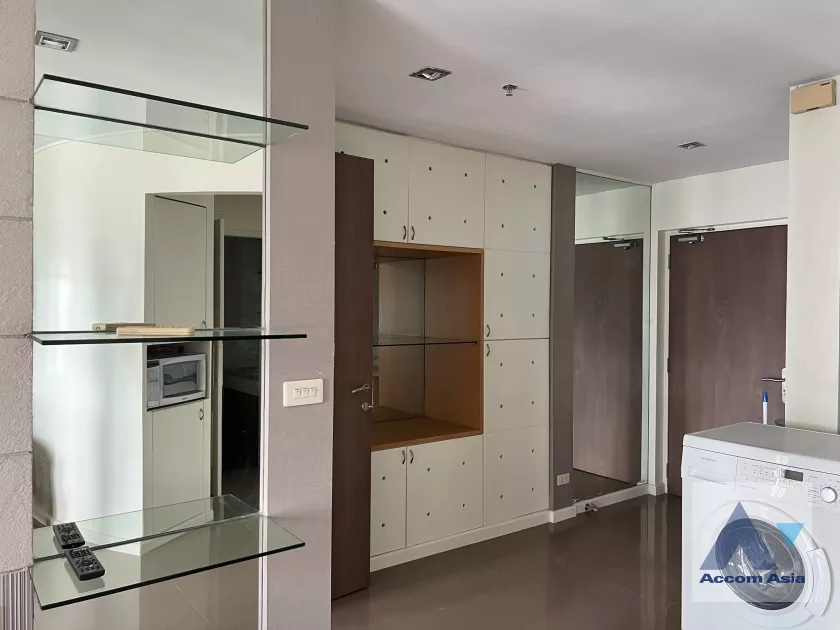  1 Bedroom  Condominium For Sale in Silom, Bangkok  near BTS Chong Nonsi (AA36455)