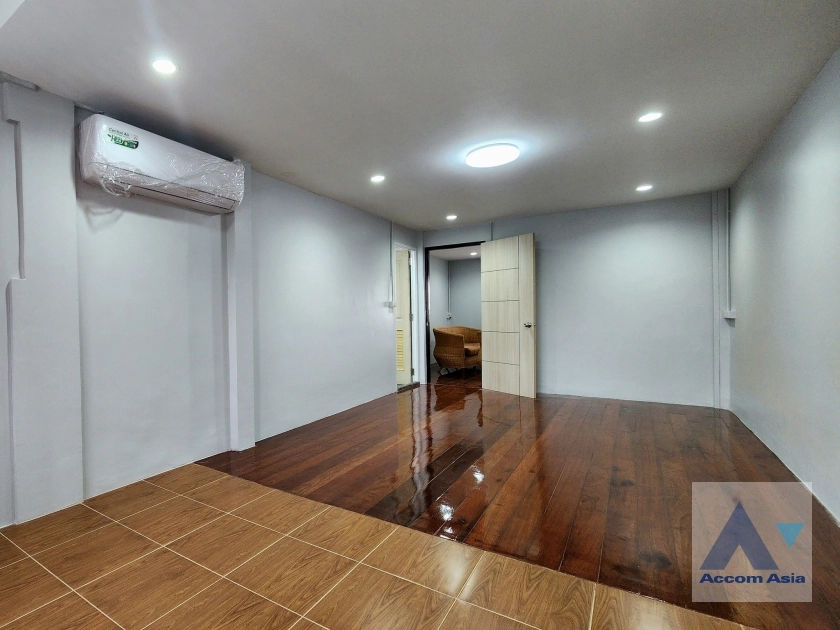 12  2 br House For Rent in Sukhumvit ,Bangkok BTS Phra khanong AA36459