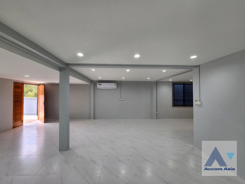 4  2 br House For Rent in Sukhumvit ,Bangkok BTS Phra khanong AA36459