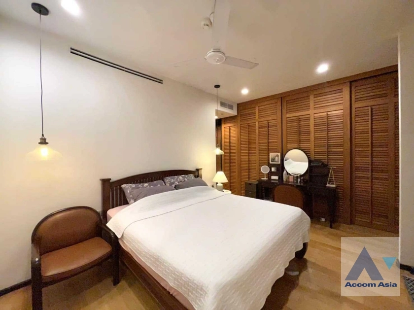  2 Bedrooms  Condominium For Sale in Phaholyothin, Bangkok  near MRT Phetchaburi (AA36498)
