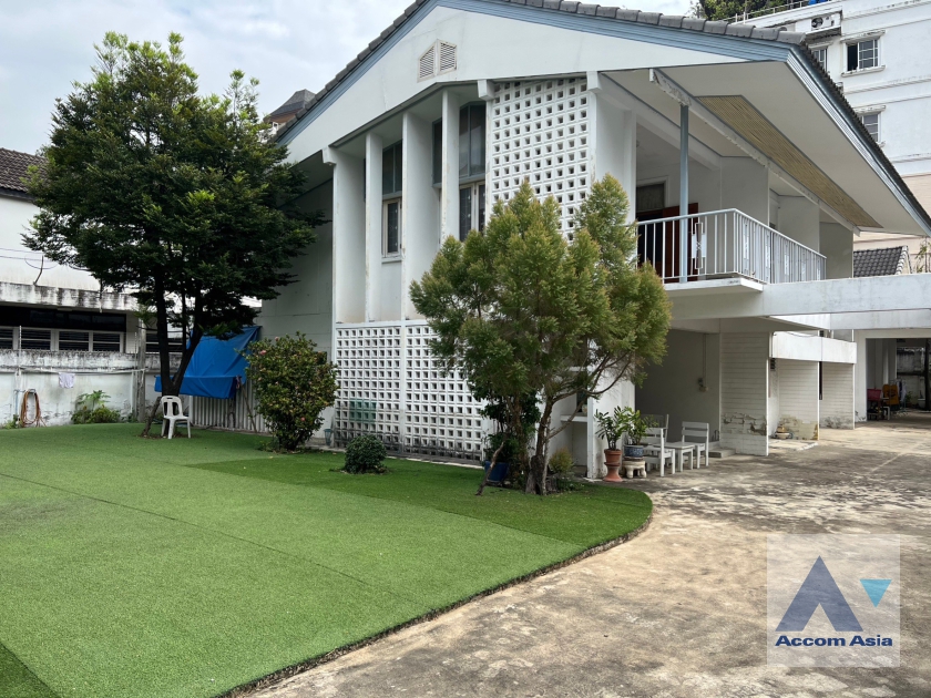  4 Bedrooms  House For Sale in Sukhumvit, Bangkok  near BTS Phra khanong (AA36624)