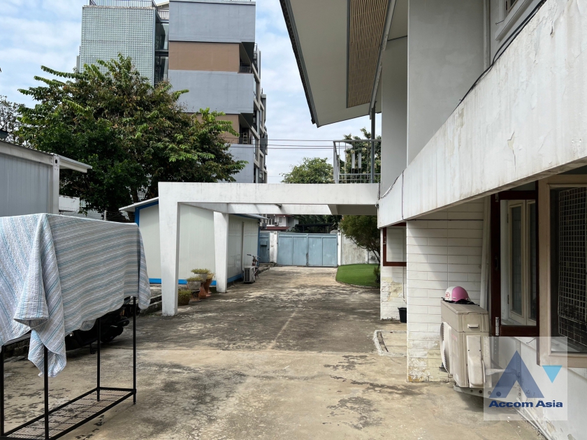  4 Bedrooms  House For Sale in Sukhumvit, Bangkok  near BTS Phra khanong (AA36624)