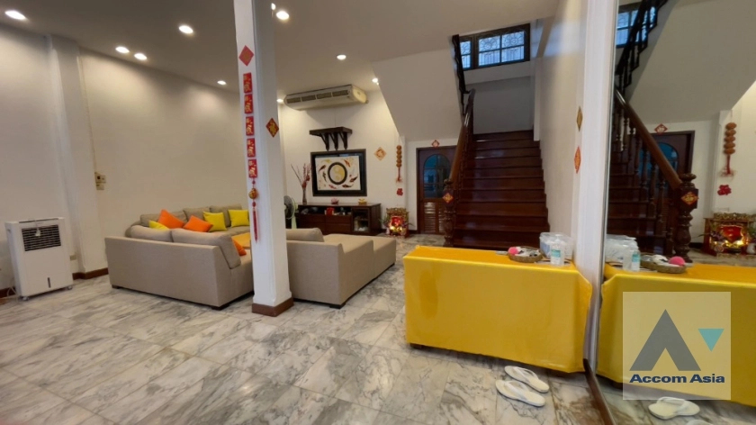  4 Bedrooms  House For Sale in Sukhumvit, Bangkok  near BTS Ekkamai (AA36656)