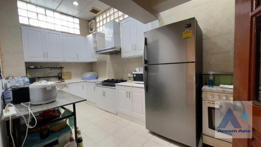  4 Bedrooms  House For Sale in Sukhumvit, Bangkok  near BTS Ekkamai (AA36656)