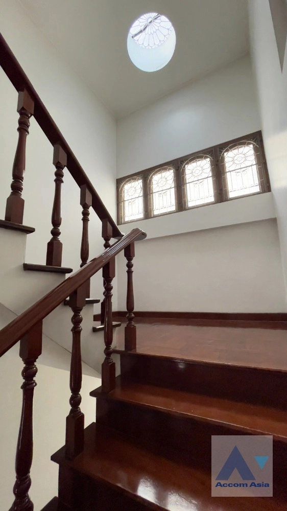  4 Bedrooms  House For Sale in Sukhumvit, Bangkok  near BTS Ekkamai (AA36656)