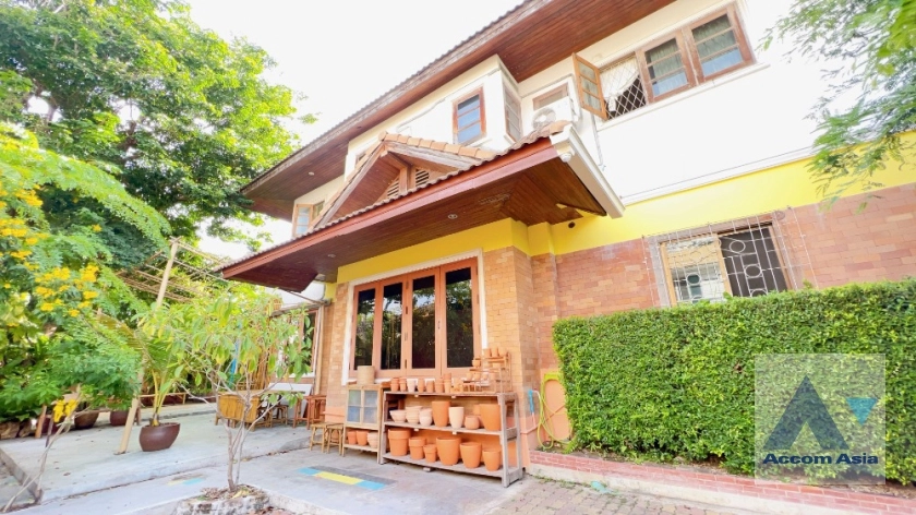  4 Bedrooms  House For Sale in Sukhumvit, Bangkok  near BTS Bang Chak (AA36754)