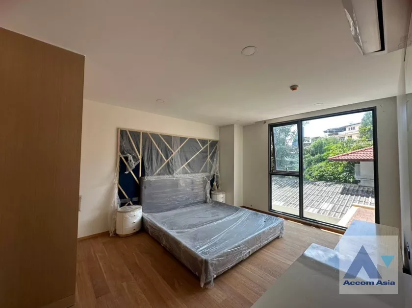  3 Bedrooms  Apartment For Rent in Sukhumvit, Bangkok  near BTS Phrom Phong (AA36760)