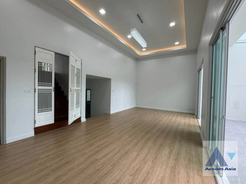  3 Bedrooms  House For Sale in Sukhumvit, Bangkok  near BTS Phrom Phong (AA36898)