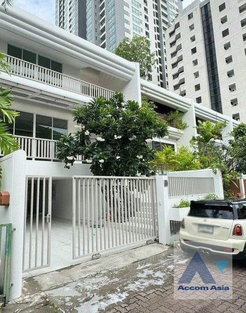  3 Bedrooms  House For Sale in Sukhumvit, Bangkok  near BTS Phrom Phong (AA36898)