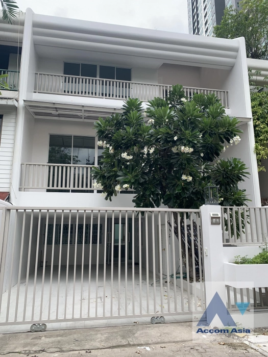  3 Bedrooms  House For Sale in Sukhumvit, Bangkok  near BTS Phrom Phong (AA36898)