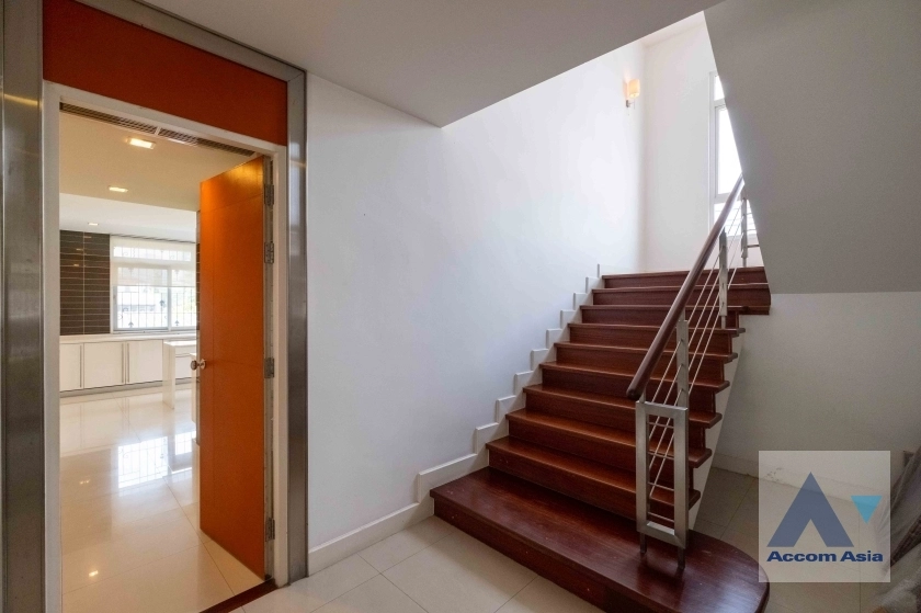 35  10 br House For Sale in Sukhumvit ,Bangkok BTS Ekkamai AA36926