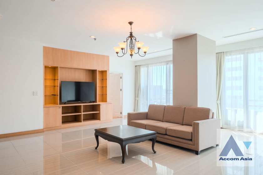  4 Bedrooms  Apartment For Rent in Sukhumvit, Bangkok  near BTS Ekkamai (AA36989)